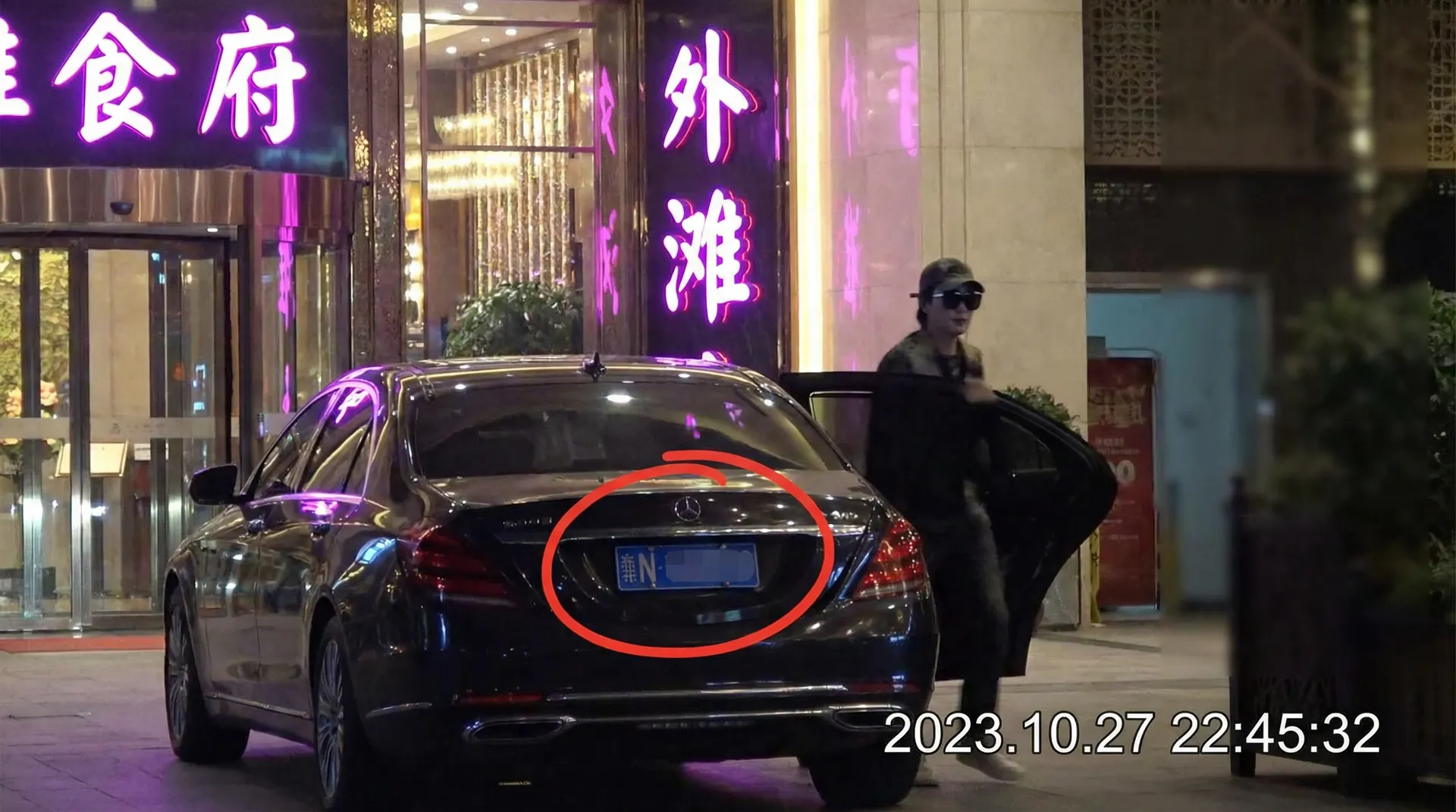 冠军体育网站 - 豪车餐厅外偷拍